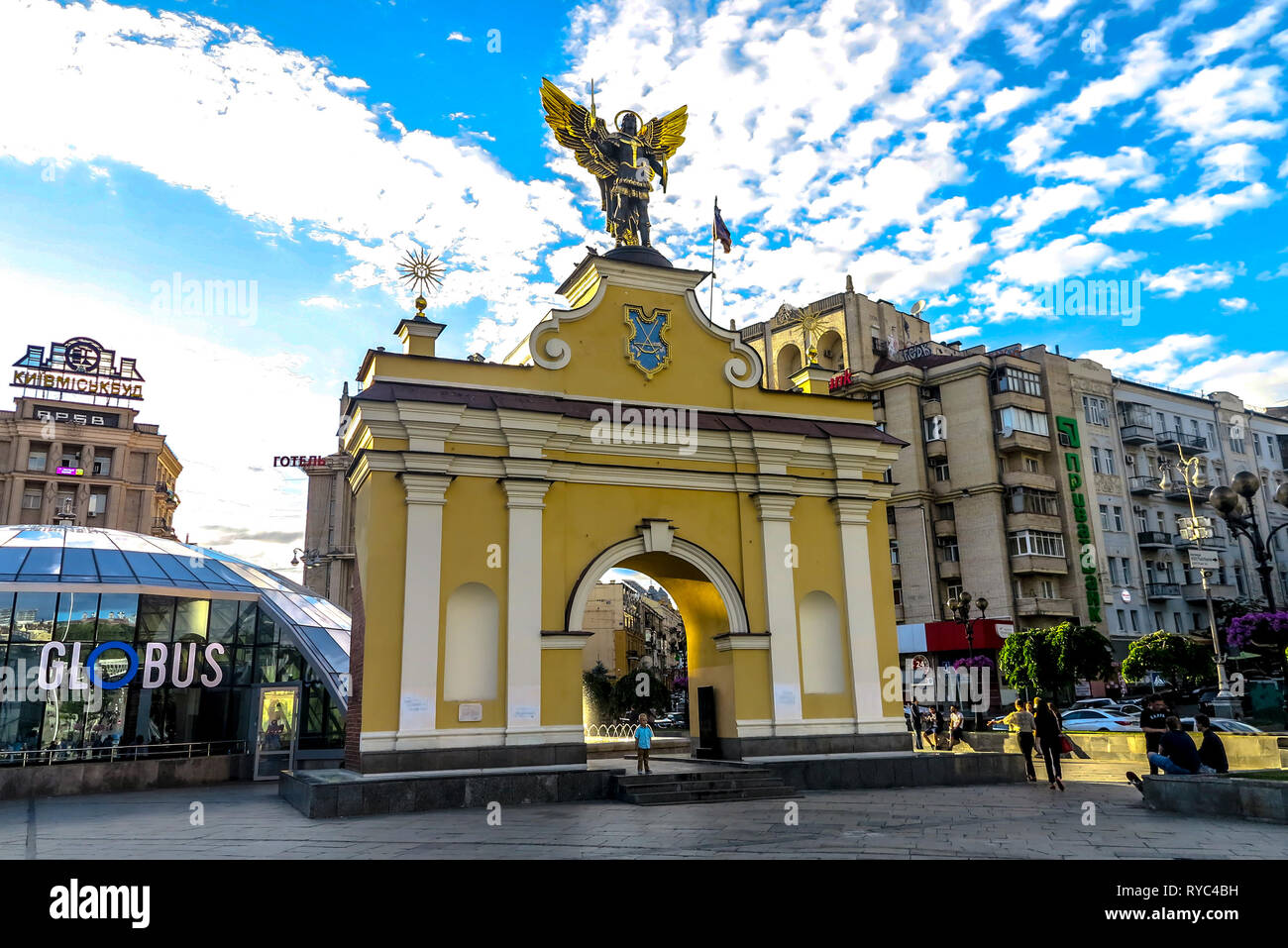 Place de l'Indépendance de Kiev Maidan Nezalezhnosti Lyadsky avec vue frontale latérale de la porte Saint Michel Archange Banque D'Images