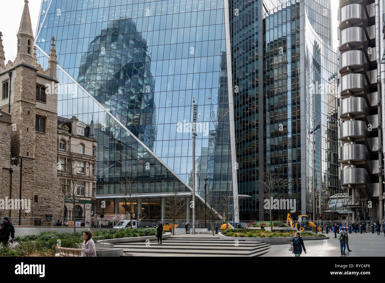 Le 'scalpel', édifice Willis et Lloyds Building dominent le côté sud de Leadenhall Street dans la ville de Londres Banque D'Images