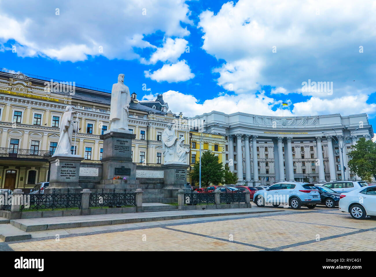 La Princesse Olga de Kiev monument pittoresque avec Ciel Bleu nuages blancs de fond Banque D'Images