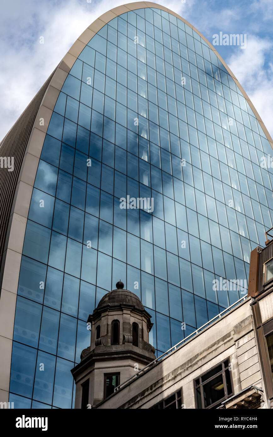 L'incurver 'Peut de Cham' building à 70 St Mary Axe traverse les nuages. Banque D'Images