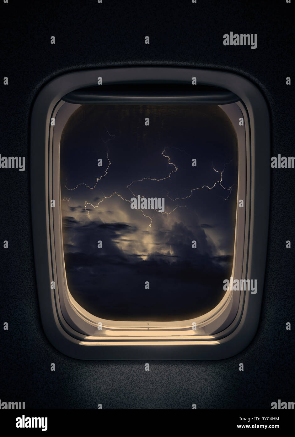 Nuit Orage Avec Des Eclairs Vu De L Avion De La Fenetre Photo Stock Alamy