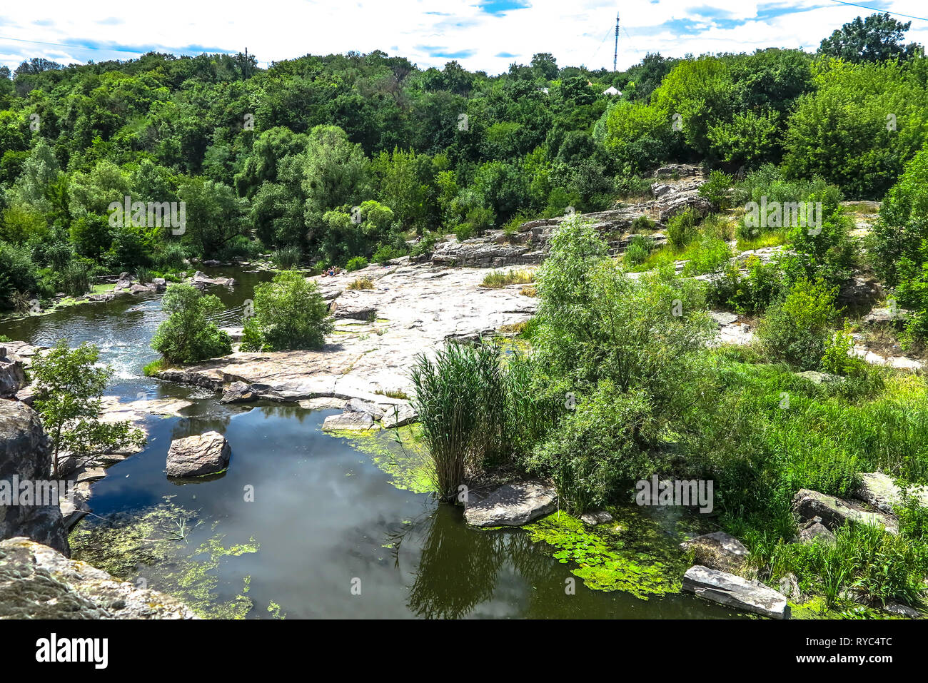 Hirskyi à Canyon Village Buky Tikych avec des côtes rocheuses de la rivière et de la forêt Banque D'Images