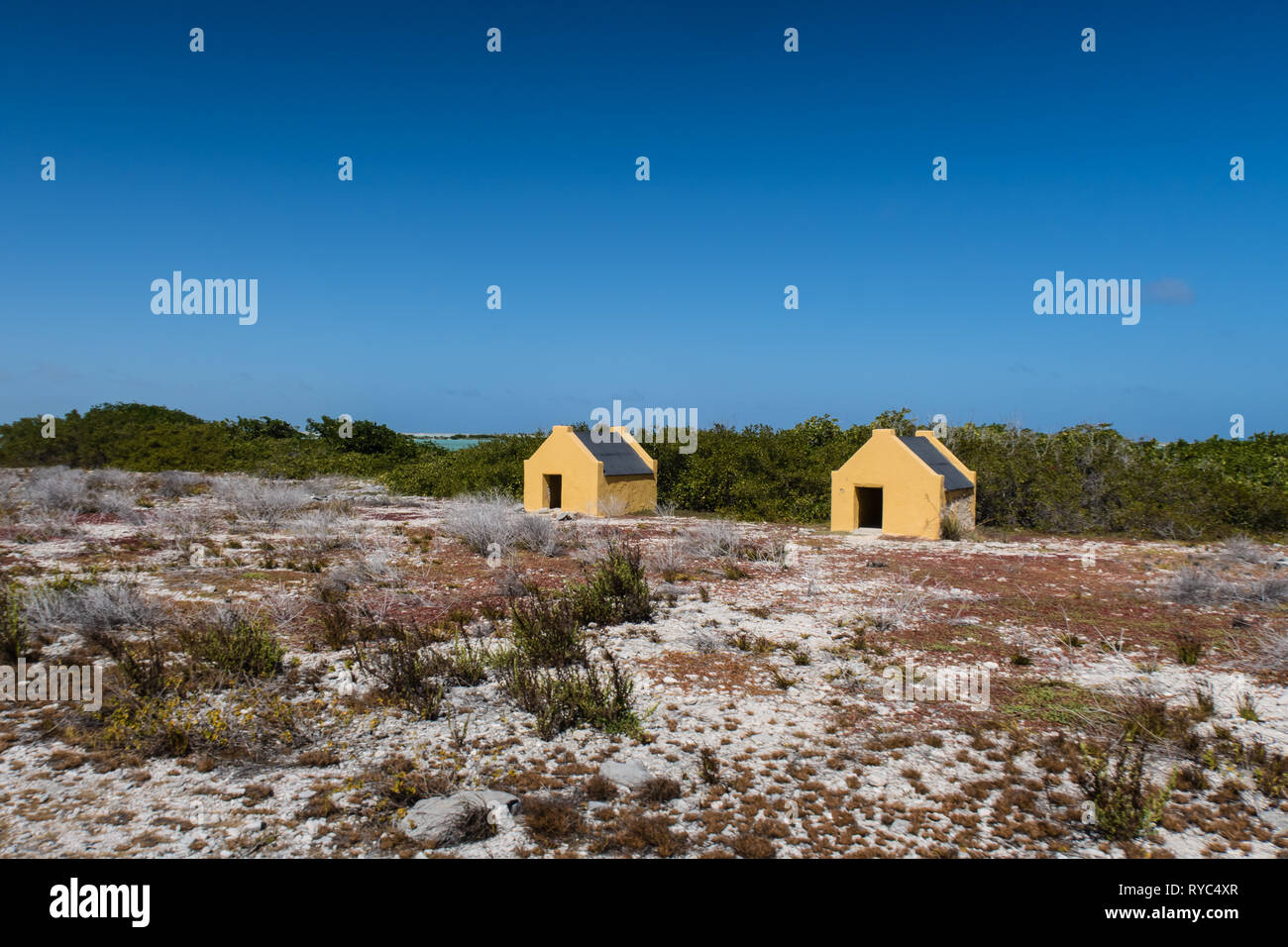 Esclave historique cabanes des travailleurs de la mine de sel près du marais salant sur l'île tropicale de Bonaire dans les Antilles néerlandaises Banque D'Images