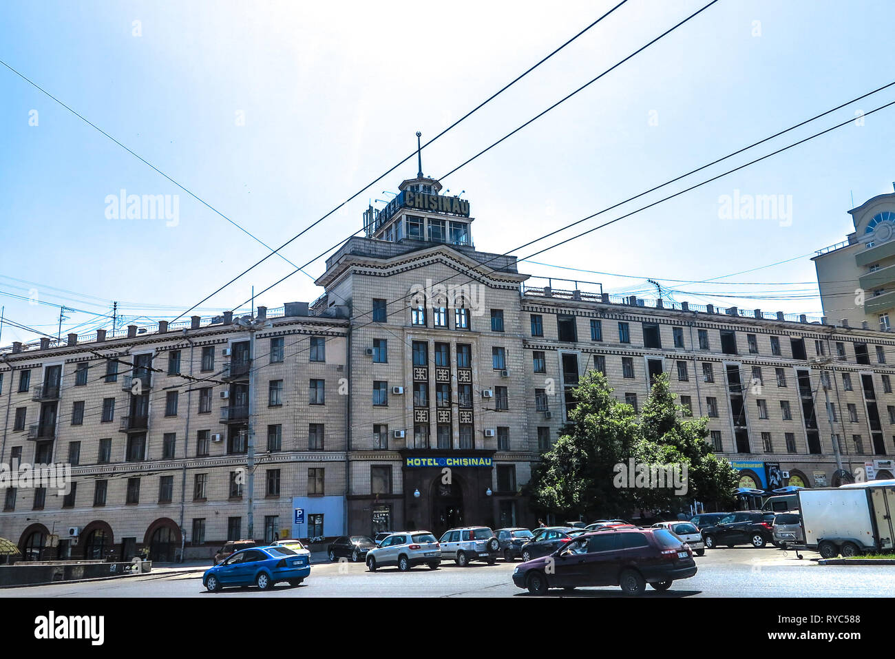 Chisinau Place des Nations Unies, de l'architecture du bâtiment de l'hôtel de style communiste Banque D'Images