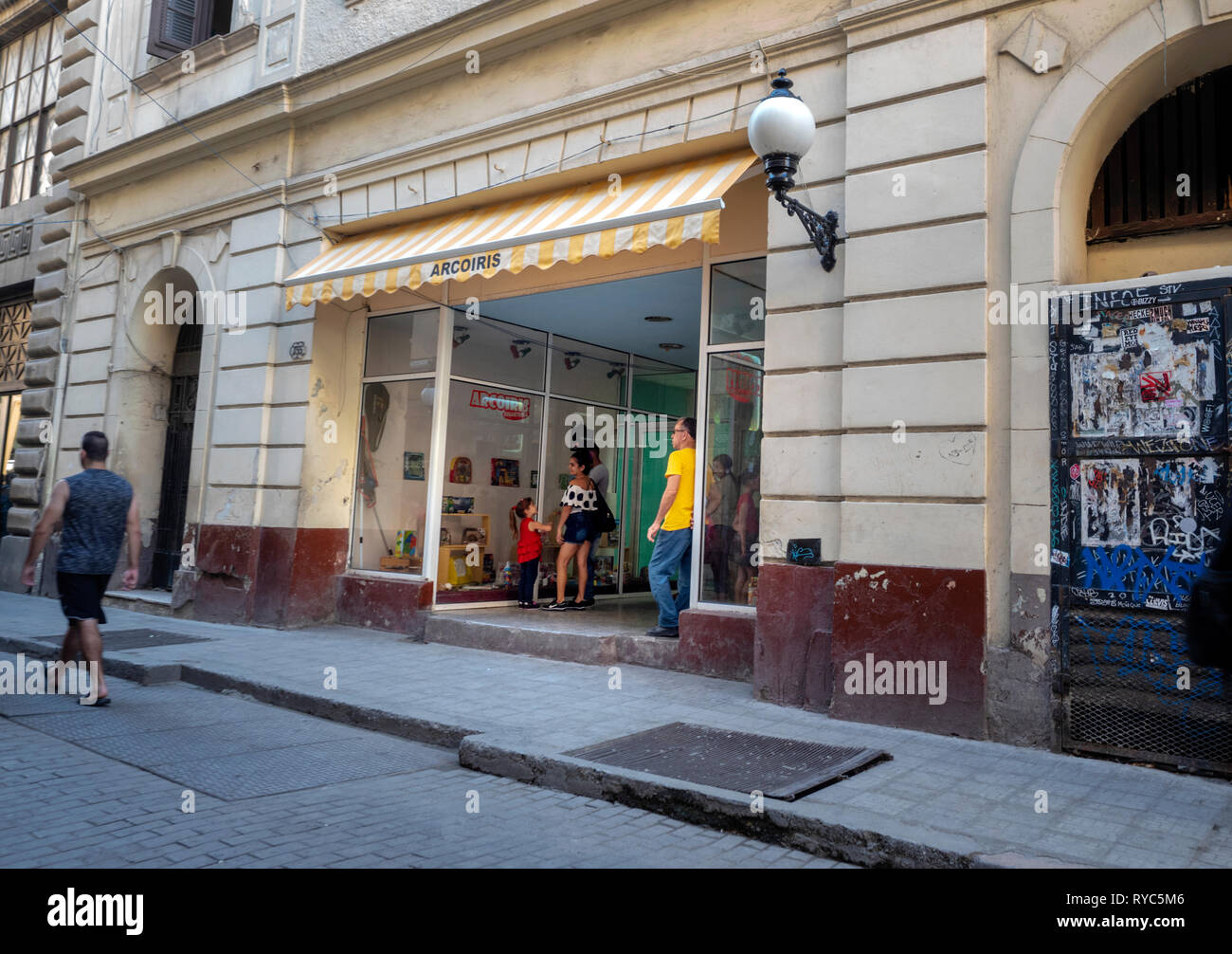 En attente d'un magasin de jouets pour ouvrir sur Obispo, dans le centre de La Havane, capitale de Cuba Banque D'Images