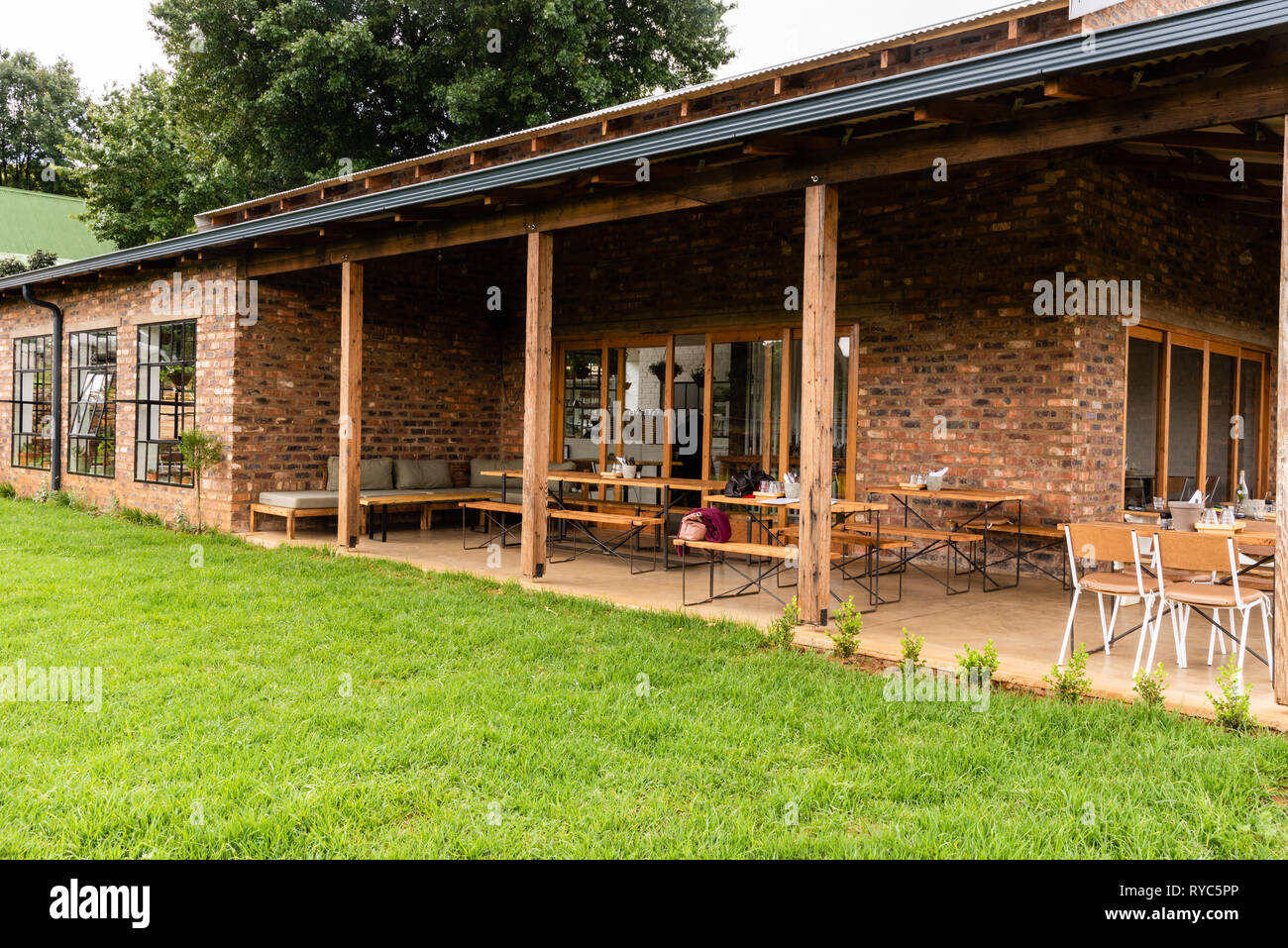 Coin salon extérieur de l'Effraie des clochers restaurant dans le Natal Midlands. Banque D'Images