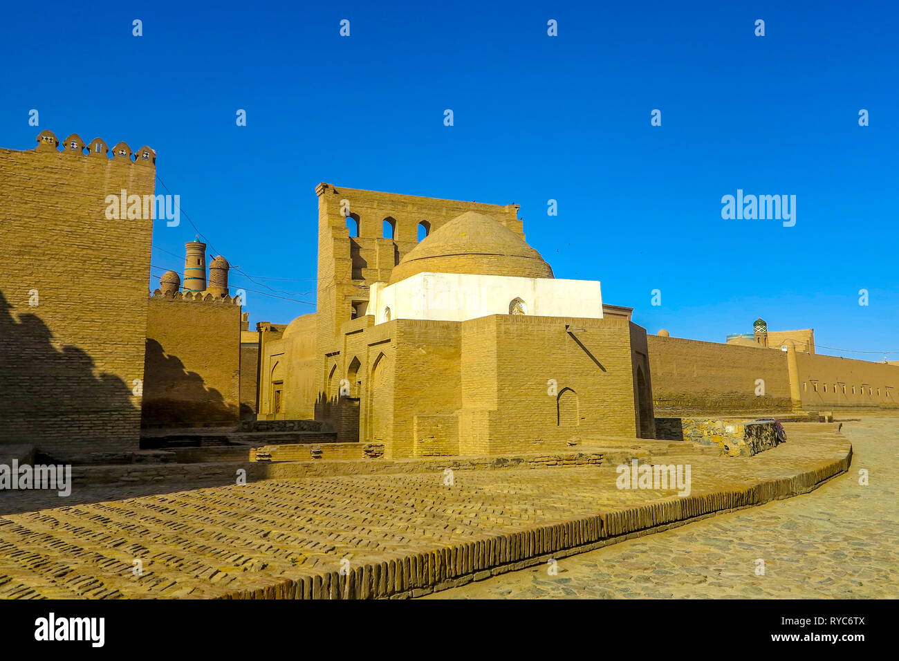 La vieille ville de Khiva Uch Avliyo Bobo Trois Saints Vue côté Sunrise Mausolée Banque D'Images