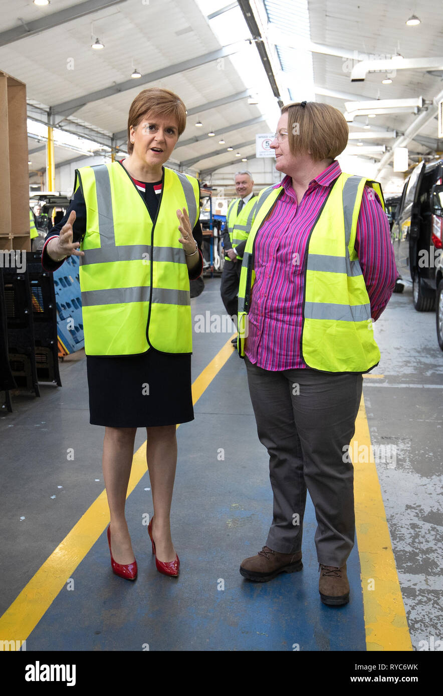 Premier ministre Nicola Sturgeon avec le directeur général de la production et de l'ingénierie Angela Horn (à droite) lors d'une visite à véhicules alliés Ltd à Glasgow où les voitures sont transformées et modifiées pour les rendre accessibles en fauteuil roulant. Banque D'Images