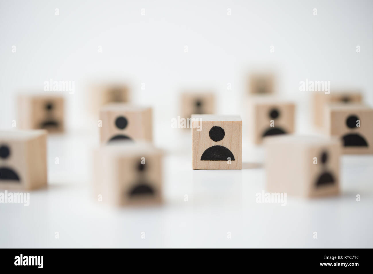 Groupe de cube de bois avec les gens l'icône de bloc Banque D'Images