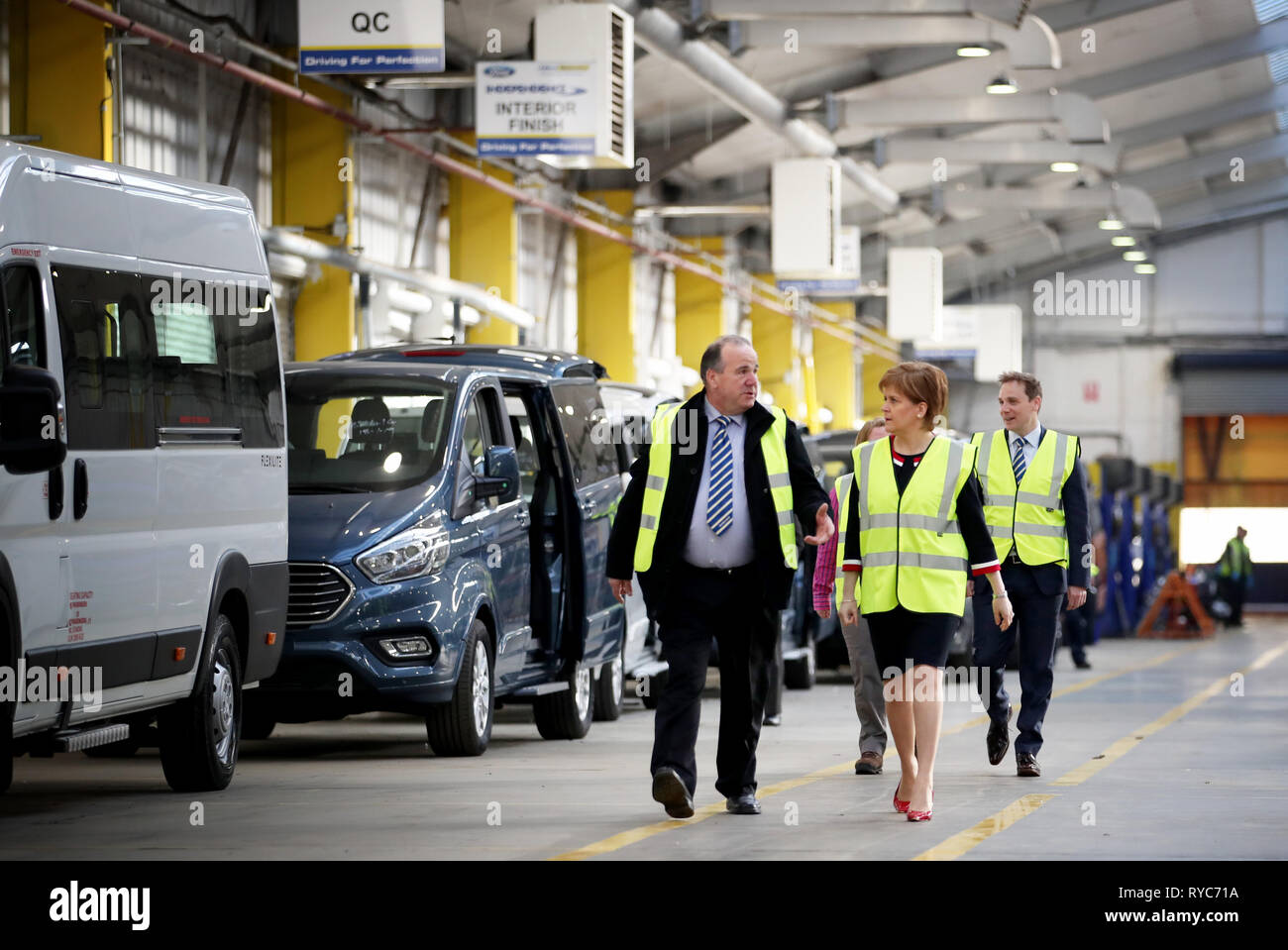 Premier ministre Nicola Sturgeon avec président et fondateur Gerry Facenna (à gauche) au cours d'une visite à véhicules alliés Ltd à Glasgow où les voitures sont transformées et modifiées pour les rendre accessibles en fauteuil roulant. Banque D'Images