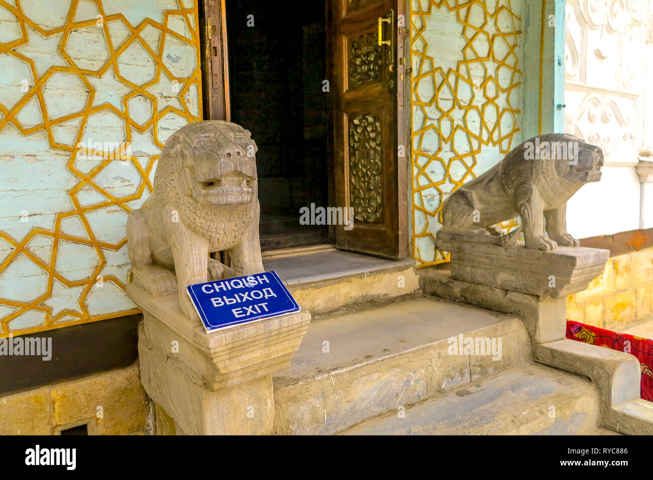 Vieille ville de Boukhara Sitorai Mohi Hosa et Star Moon Garden Summer Palace Stone Sculptures Lions Banque D'Images