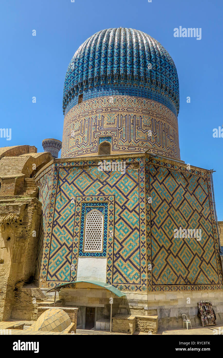 Samarkand Gur-e Amir Mausolée complexe coupole ornée avec des phrases de prière Arabe Banque D'Images