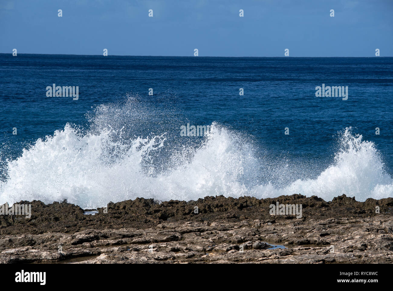 Hawaii Oahu Kalania'ole Beach vague fracassant contre un rocher Banque D'Images