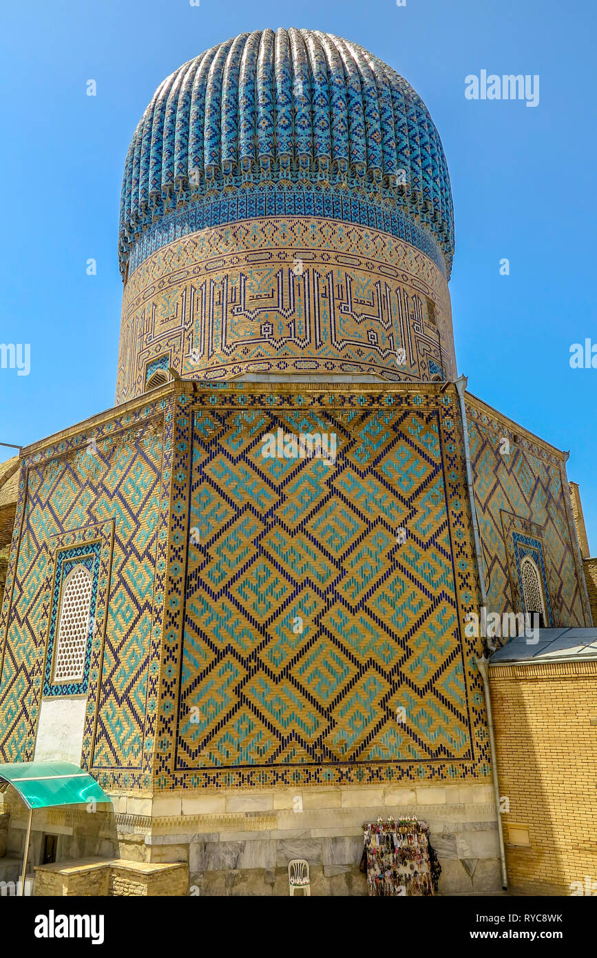 Samarkand Gur-e Amir Mausolée complexe coupole ornée avec des phrases de prière Arabe Banque D'Images