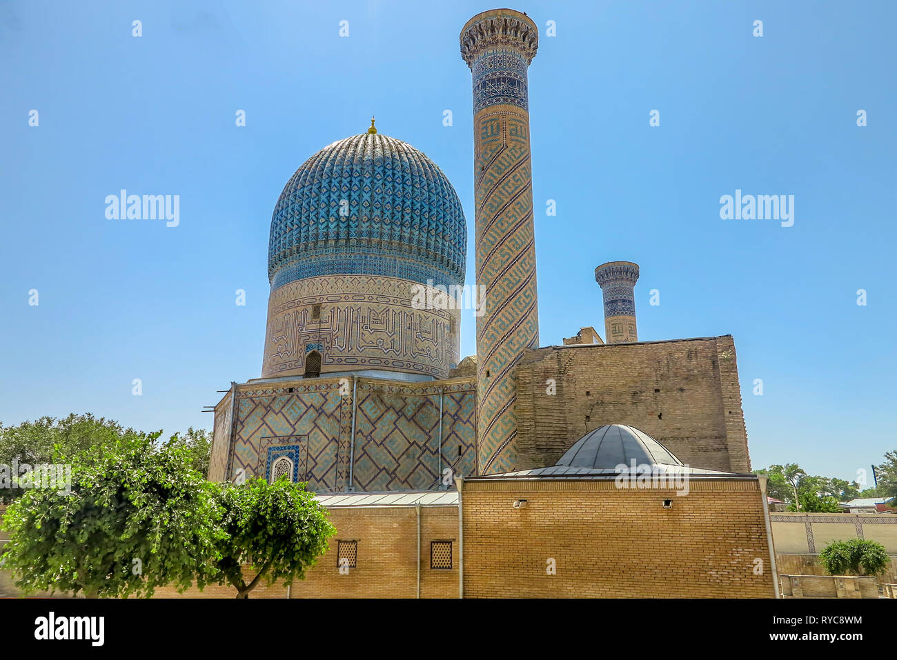 Samarkand Gur-e Amir Mausolée complexe coupole ornée avec des phrases et Minaret Arabe Prière Banque D'Images