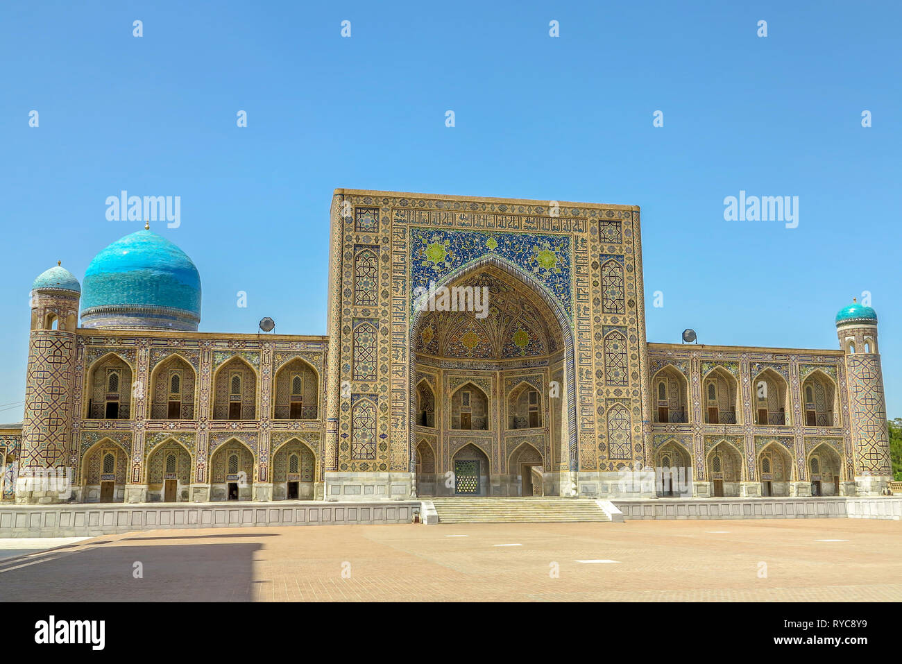 Samarkand Registon Tilya Kori Ensemble carrés Madrasa doré Vue frontale Banque D'Images