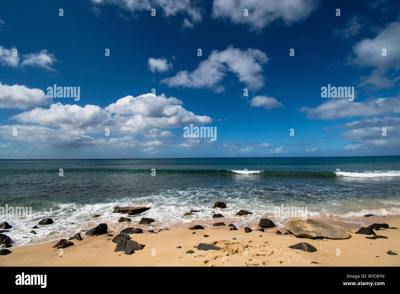 Kalanianaʻole Beach Oahu Hawaii avec ciel bleu et nuages Banque D'Images