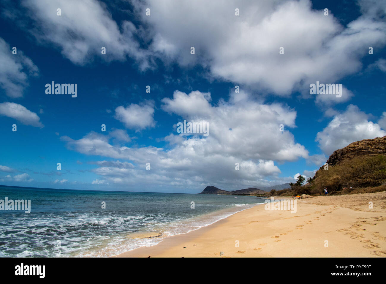 Kalanianaʻole Beach Oahu Hawaii avec ciel bleu et nuages Banque D'Images