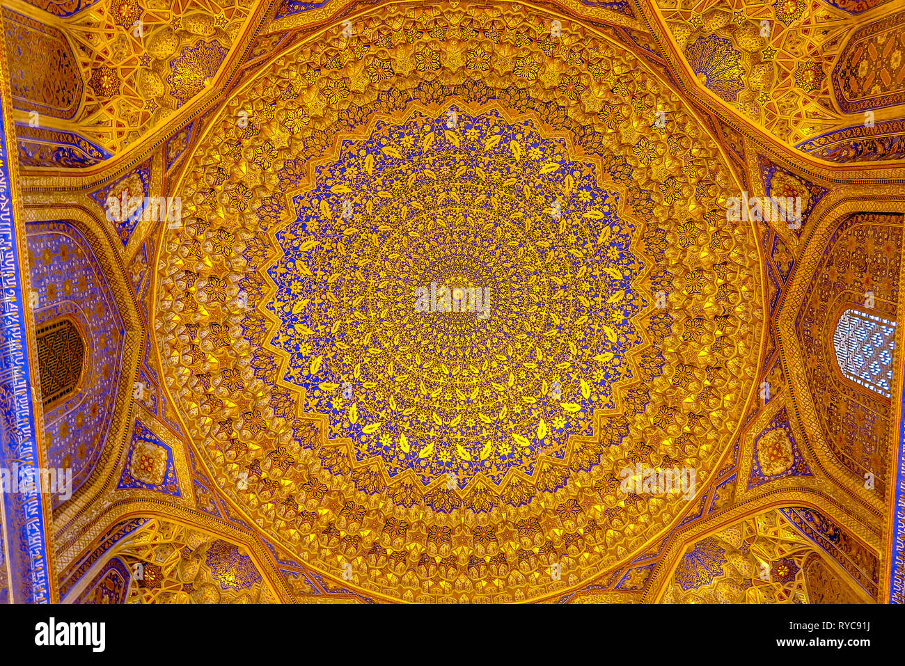 Samarkand Registon Tilya Kori Ensemble carrés Plafond Madrasa doré Banque D'Images