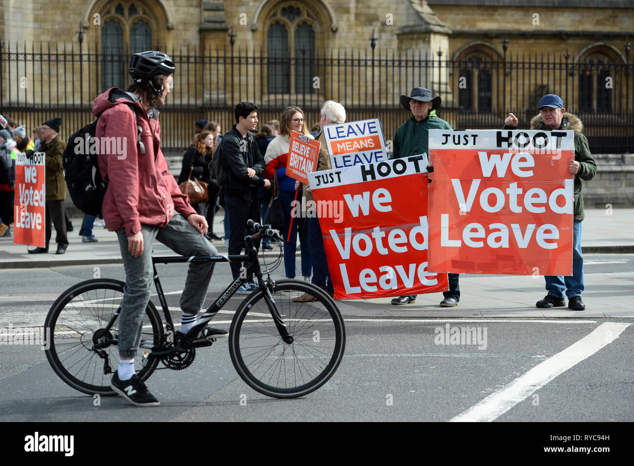 Pro Brexit partisans ont un désaccord avec un cycliste à Westminster, Londres. Banque D'Images