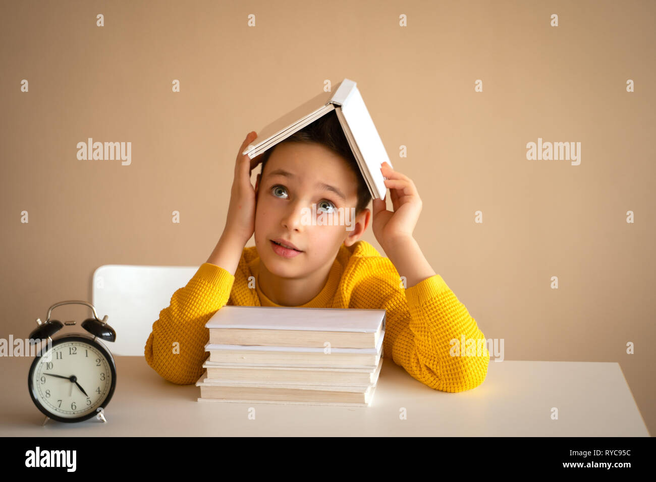 Enfant de la pensée s'ennuie, frustrés et ils en ont assez fait ses devoirs Banque D'Images