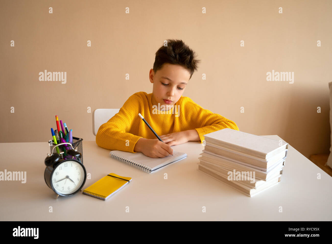 Enfant de la pensée s'ennuie, frustrés et ils en ont assez fait ses devoirs Banque D'Images