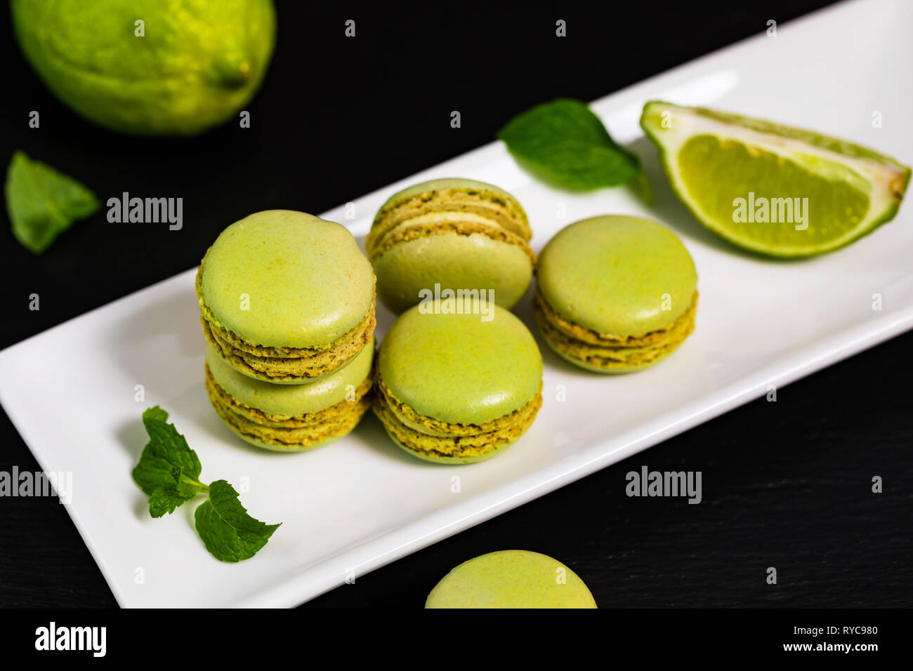 Macaron vert aromatisé à la chaux et à la menthe. Mise au point sélective. Banque D'Images