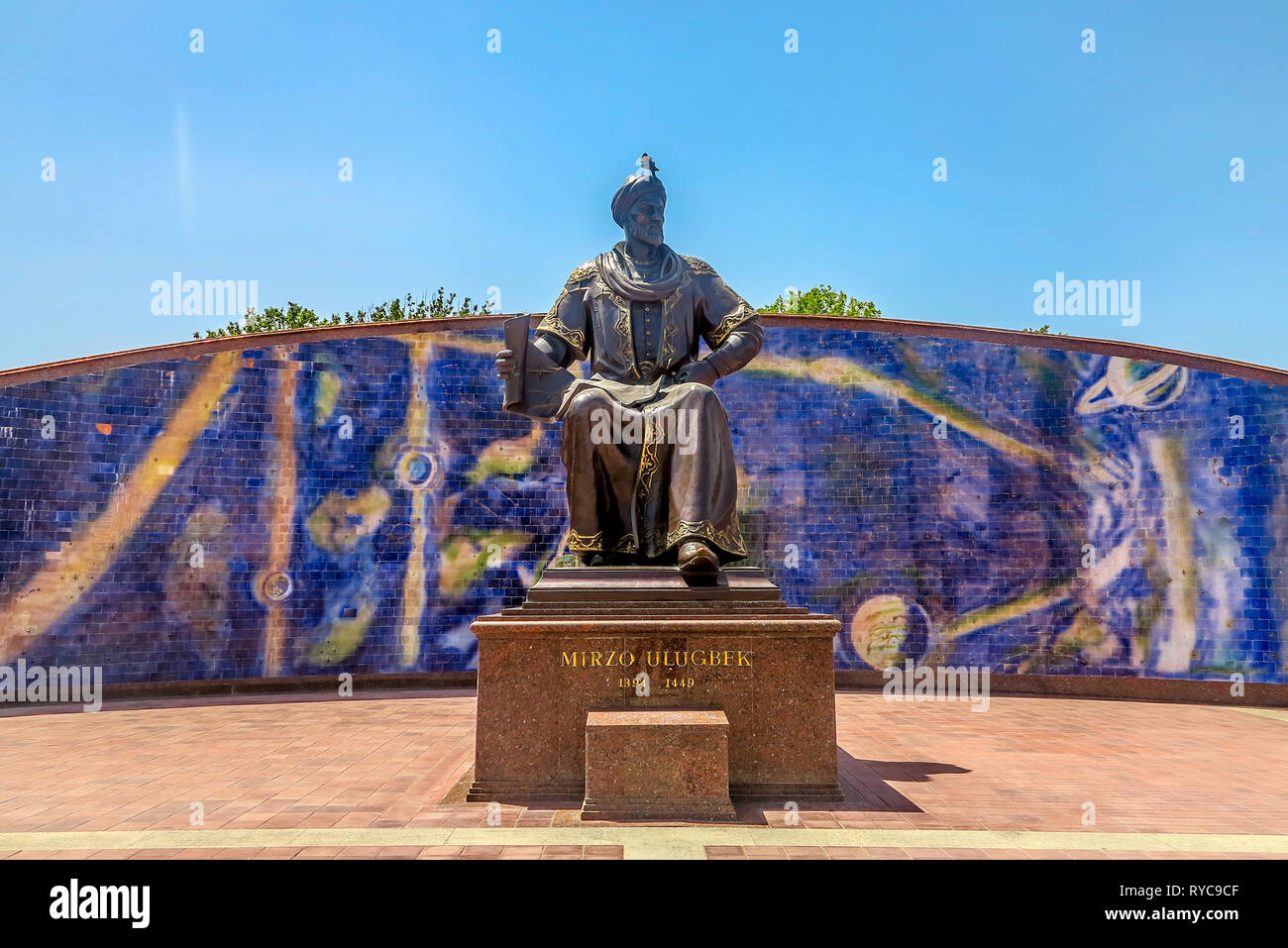 Ulugh Beg Samarcande statue Vue frontale de l'Observatoire Banque D'Images
