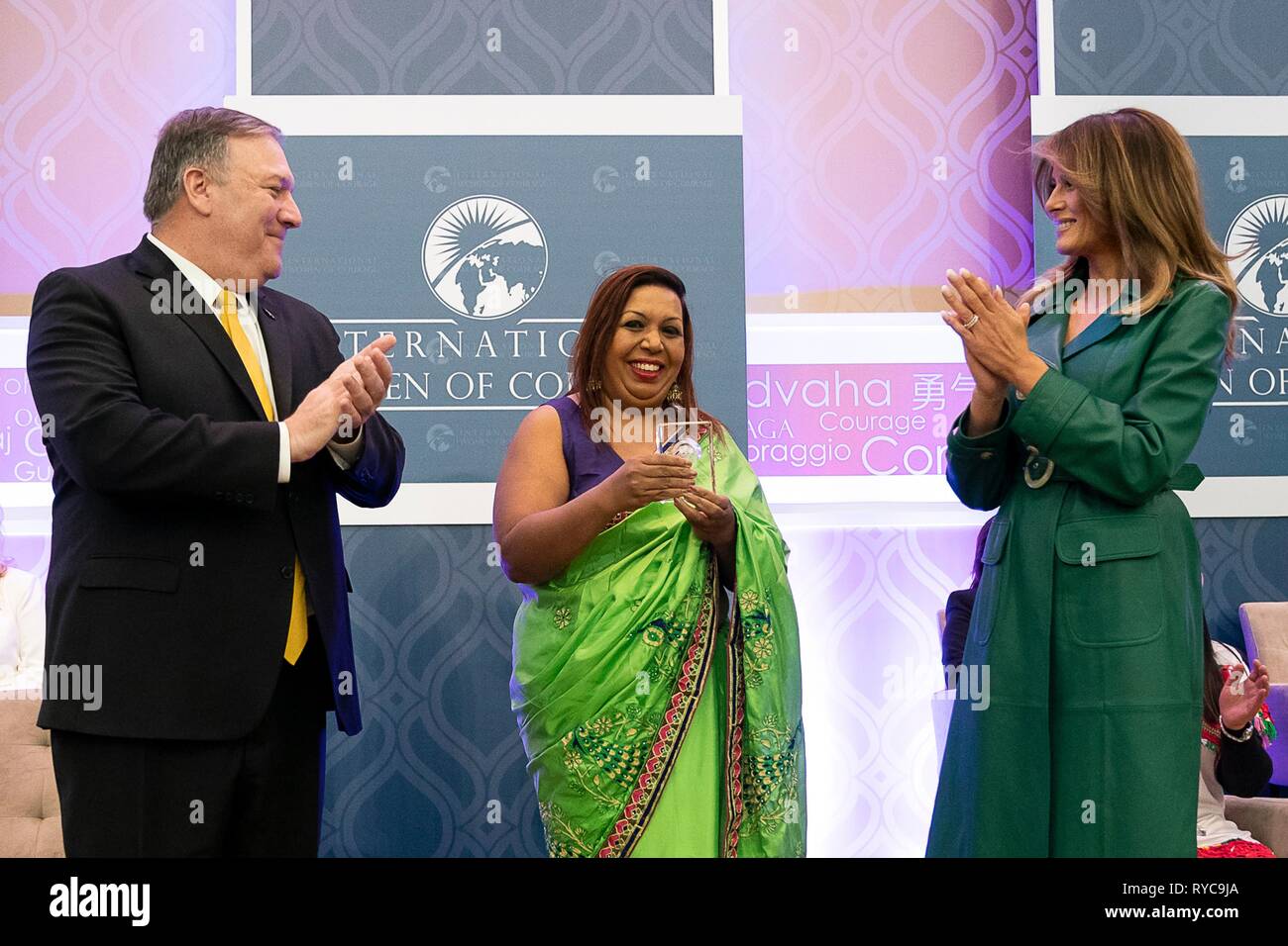 La première dame des États-Unis Melania Trump, droit, et secrétaire d'État Mike Pompeo, gauche, présent Marini de Livera du Sri Lanka avec le 2019 International Women of Courage awards au département d'Etat le 7 mars 2019 à Washington, DC. Banque D'Images