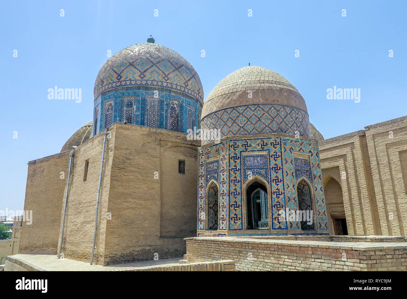 Samarkand Shah-i-Zinda Band carreaux bleus ornés tombe à coupole Banque D'Images