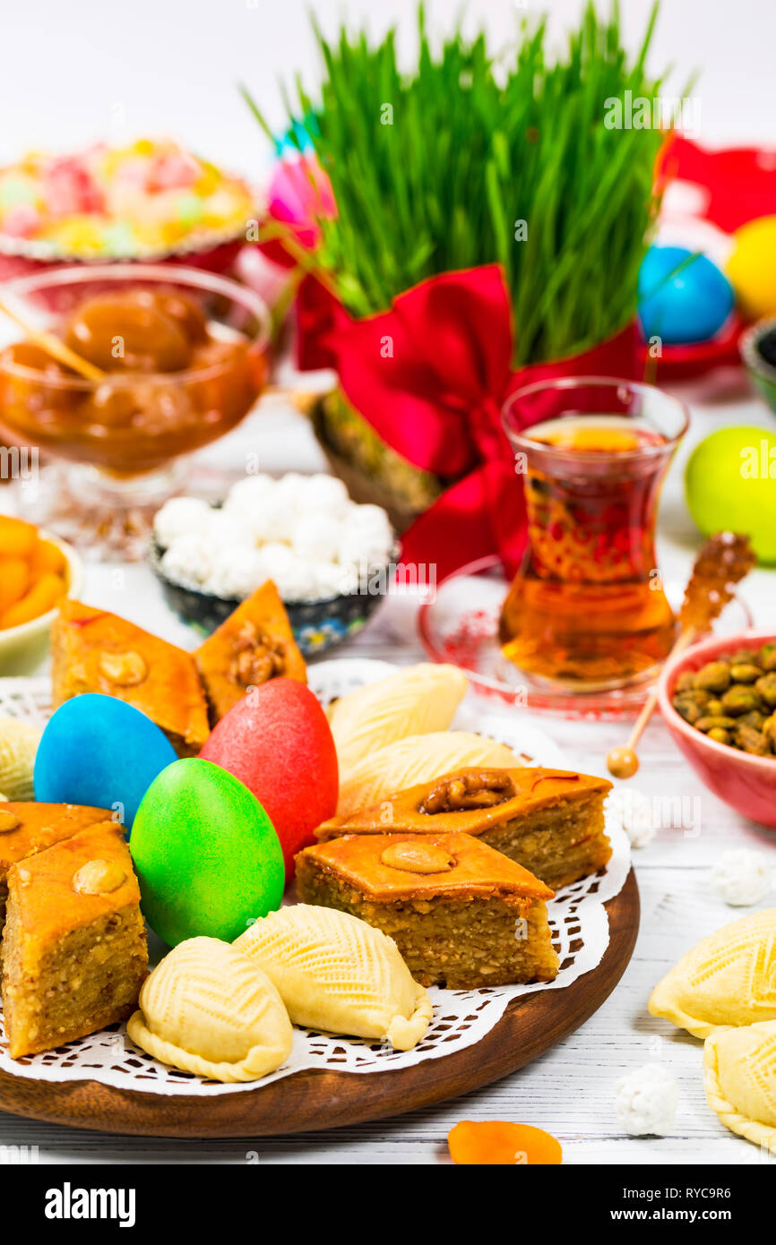 Les oeufs colorés, les ressorts du blé et des pâtisseries pour le Norouz Maison de vacances en Azerbaidjan Banque D'Images