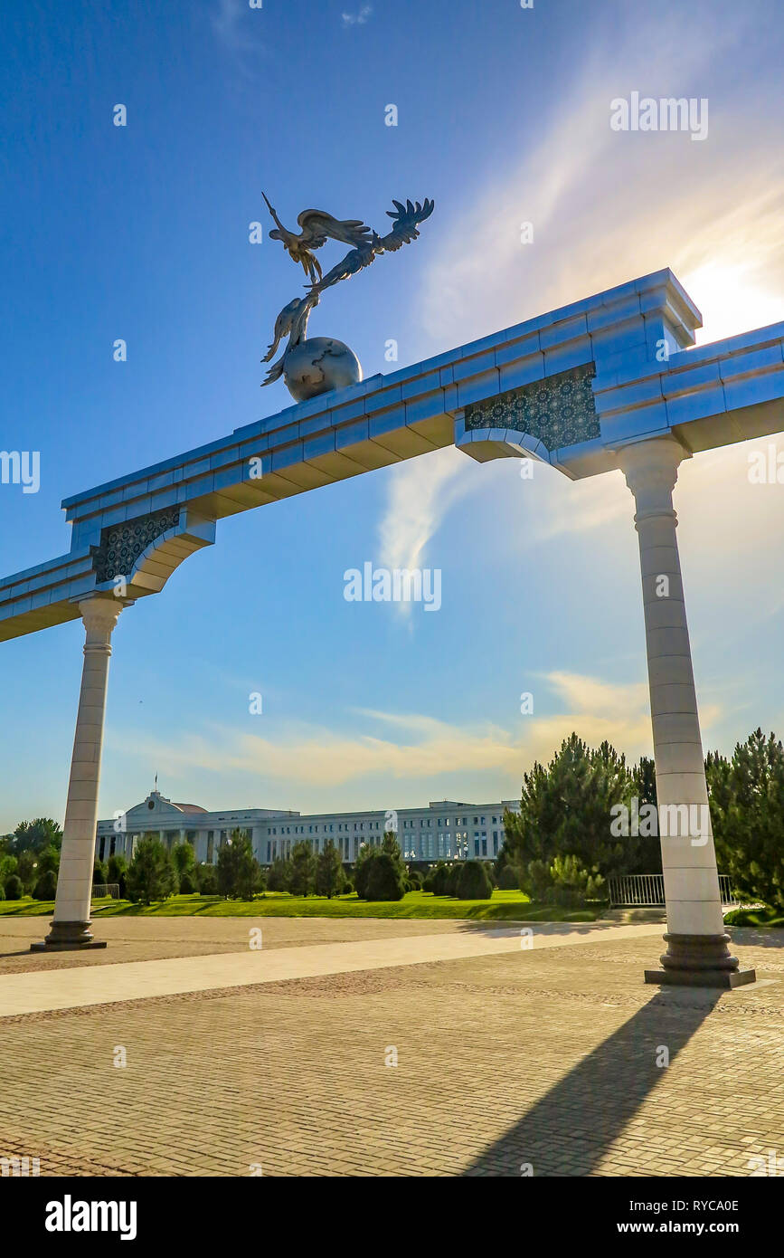 Mustaqilliq Maidoni Tashkent la fontaine de la place principale avec porte libre Banque D'Images