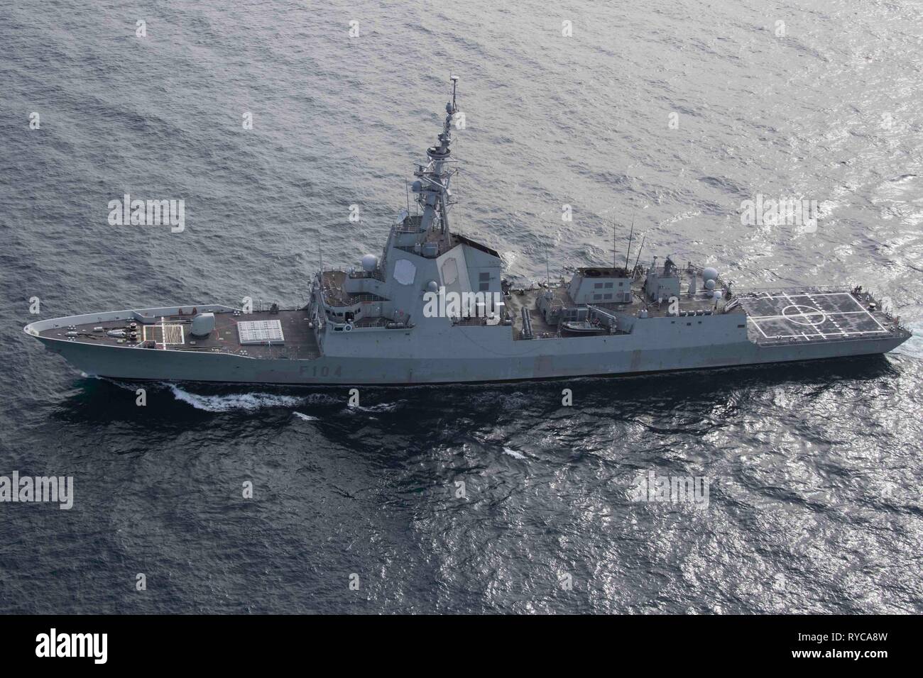 La Marine espagnole Alvaro de Bazan-class frigate REE Mendez Nunez participe à un exercice de tir réel aux côtés de la marine américaine le 22 février 2019 dans l'océan Atlantique. Banque D'Images