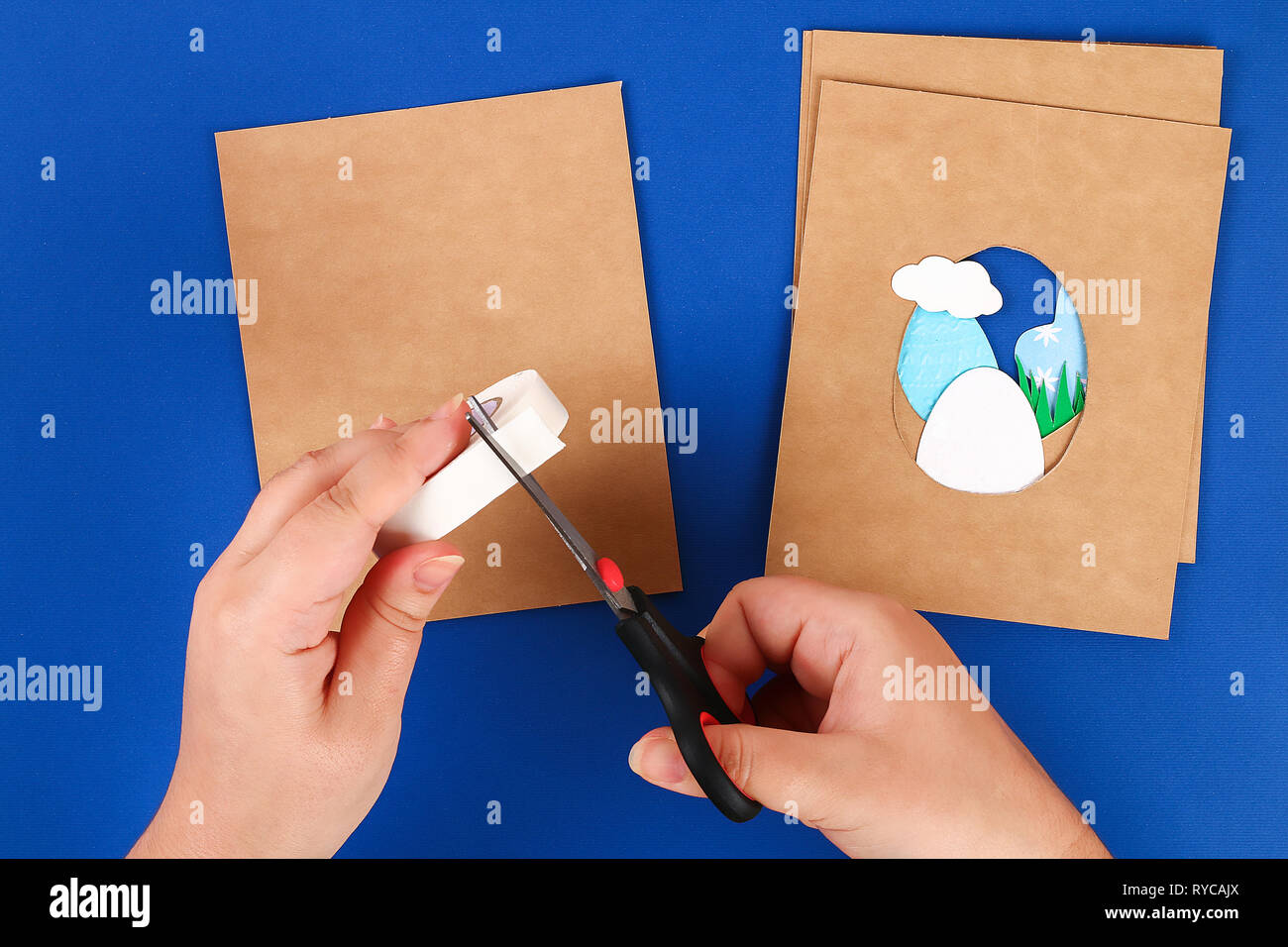 Bricolage Cartes De Paques A Partir De Papier Cartes De Voeux Avec Volume Un Lapin Oeuf Sur Fond Bleu 3d Idee Cadeau Decoration Printemps Paques Etape Par Etape Vue D En Haut Photo Bricolage Cartes De Paques A Partir De Papier Cartes De Voeux Avec Volume Un Lapin Oeuf Sur Fond Bleu 3d Idee Cadeau Decoration Printemps Paques Etape Par Etape Vue D En Haut Photo