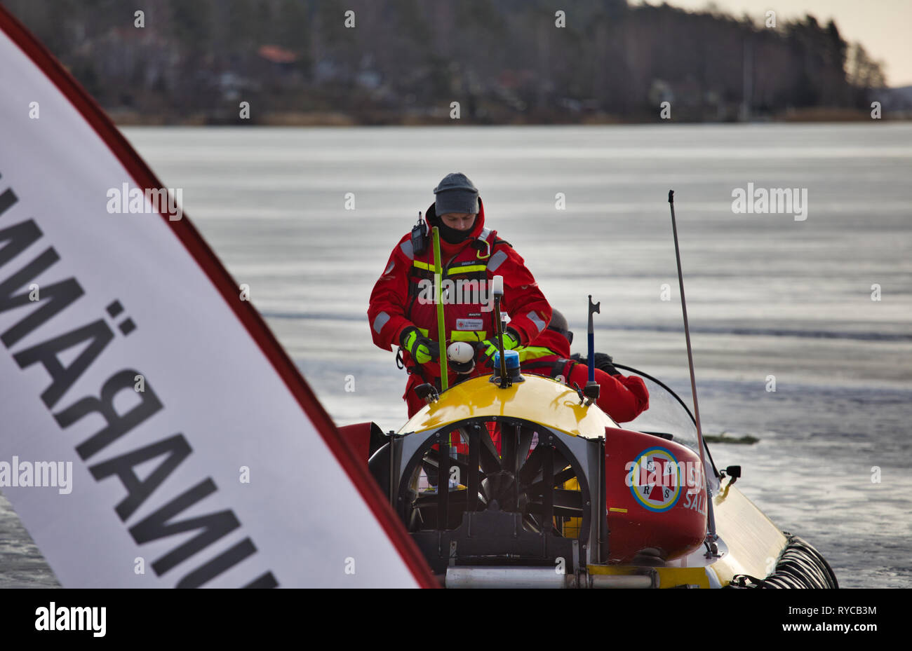 Aéroglisseur de la Swedish Open Sea Rescue Society sur la glace du lac Malaren, Sigtuna, Suède, Scandinavie Banque D'Images