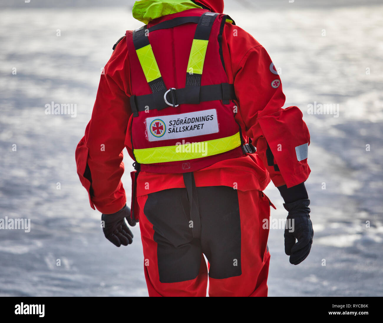 Bénévole de l'Agence suédoise de la Société de sauvetage en mer (Sjoraddnings Sallskapet) marche sur le lac Malaren, Suède, Scandinavie Banque D'Images