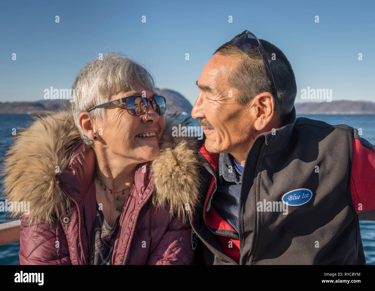 Couple on boat - Eiriksfjordur, Qaqortoq , le sud du Groenland Banque D'Images