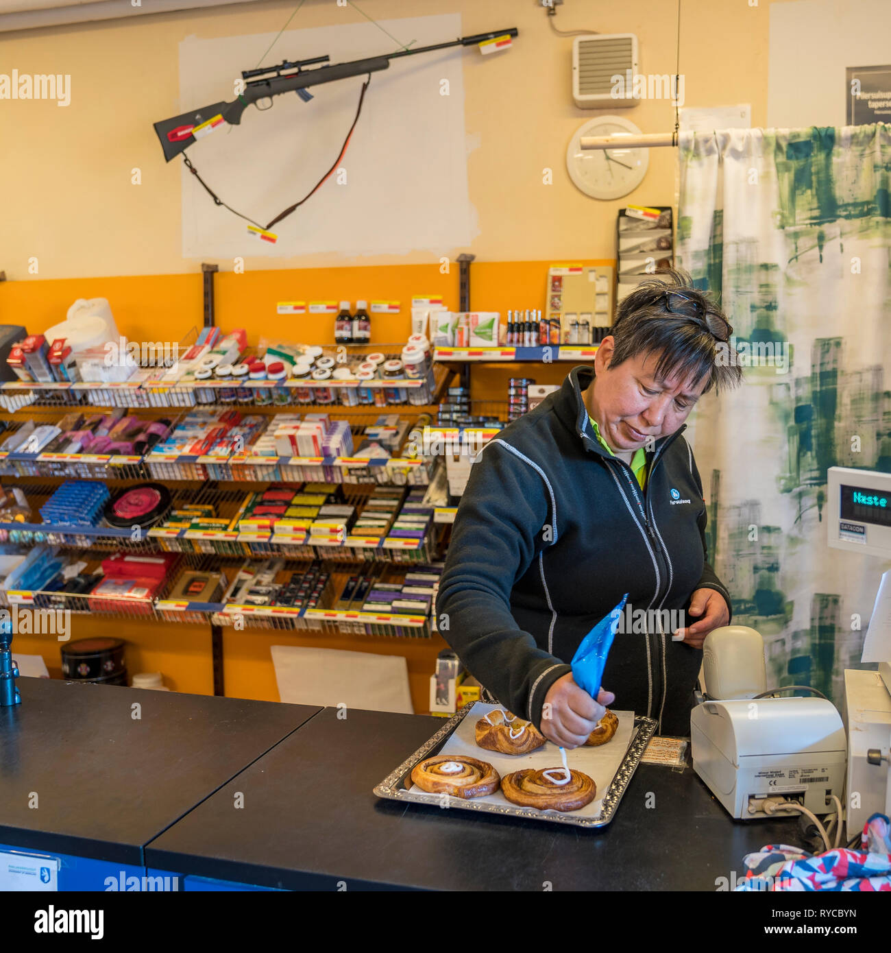 Femme travaillant à divers magasin, Qassiarsuk ou Brattahlid, Sud du Groenland Banque D'Images