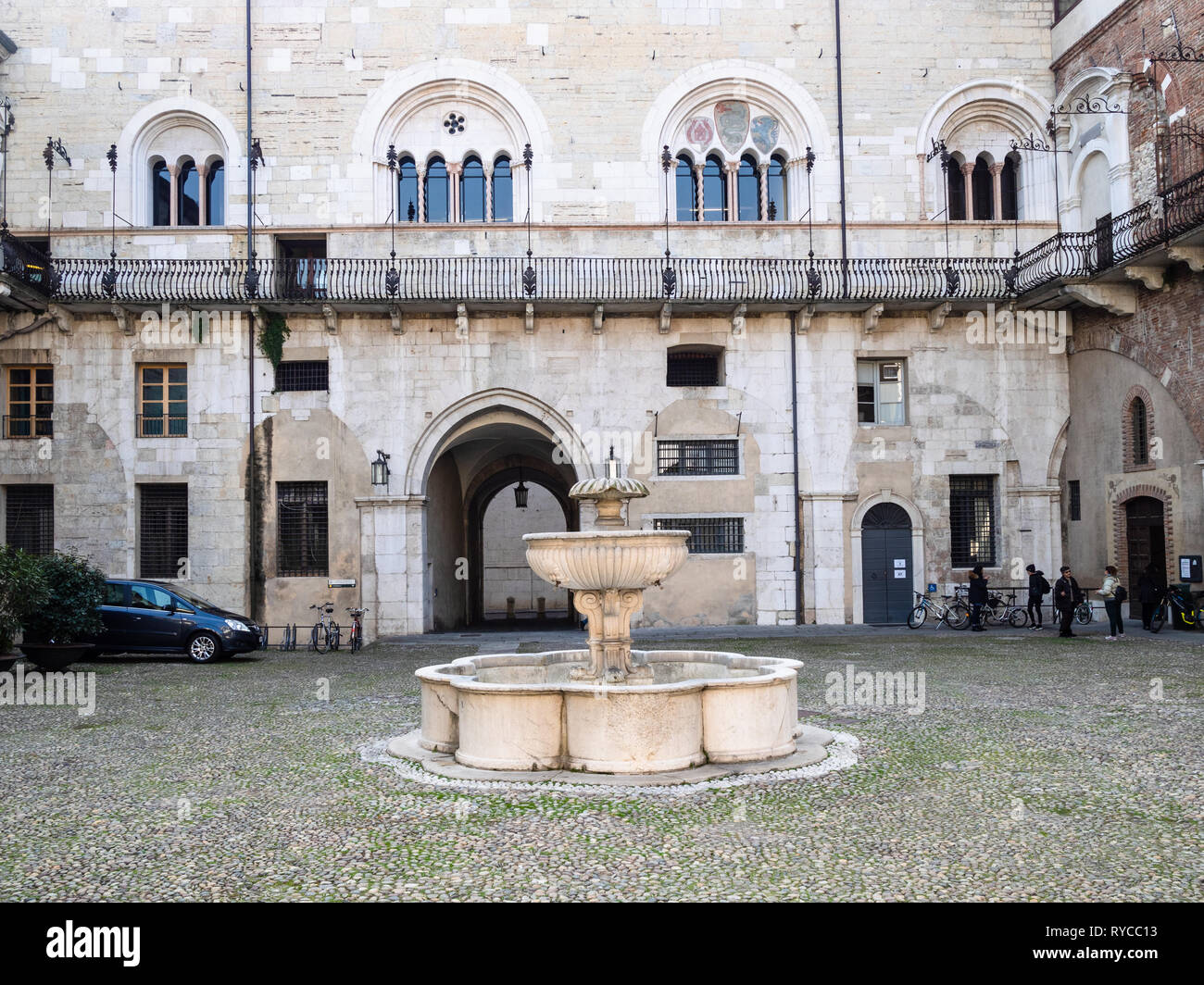 BRESCIA, ITALIE - février 21, 2019 : les gens de cour de palais médiéval Palazzo del Broletto à Brescia ville. Le palais abrite aujourd'hui siège de pro Banque D'Images