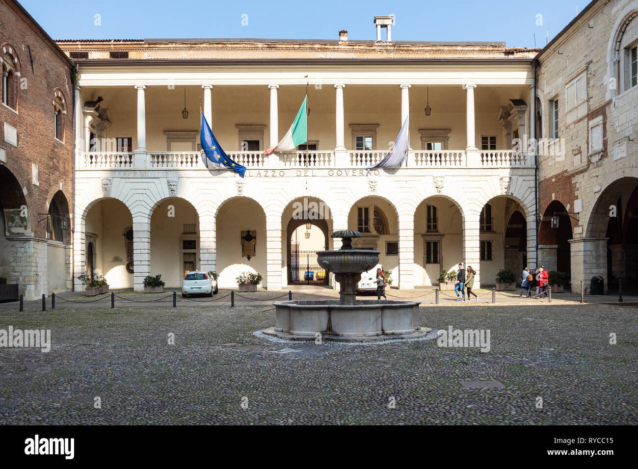 BRESCIA, ITALIE - février 21, 2019 : les gens dans la cour de palais médiéval Palazzo del Broletto à Brescia ville. Le palais abrite aujourd'hui de l'administration centrale Banque D'Images