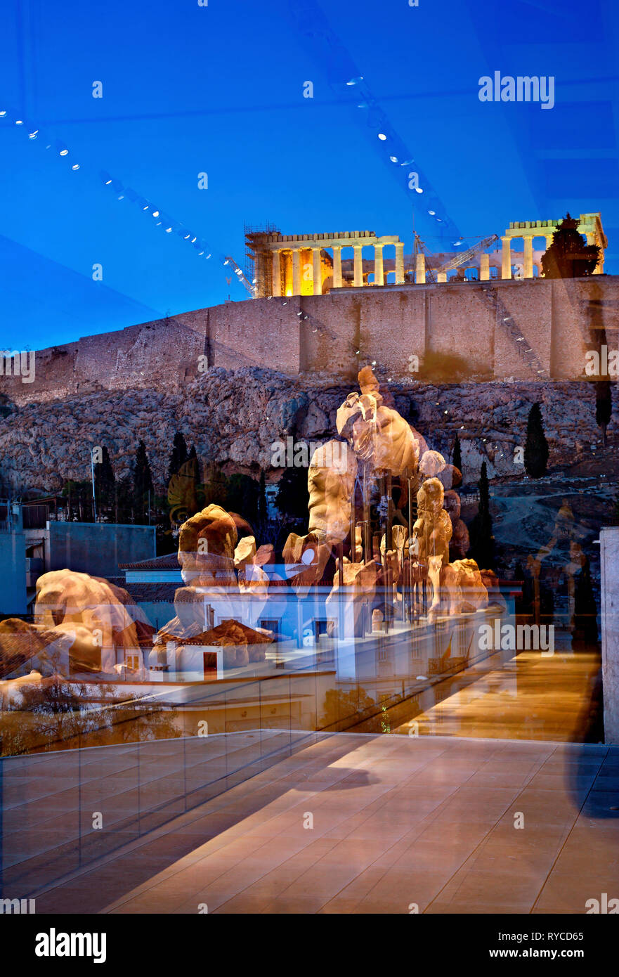 Vue sur le Parthénon de l'Acropole Musée. Expositions du musée reflétée sur la vitre.Athènes, Attique, Grèce. Banque D'Images