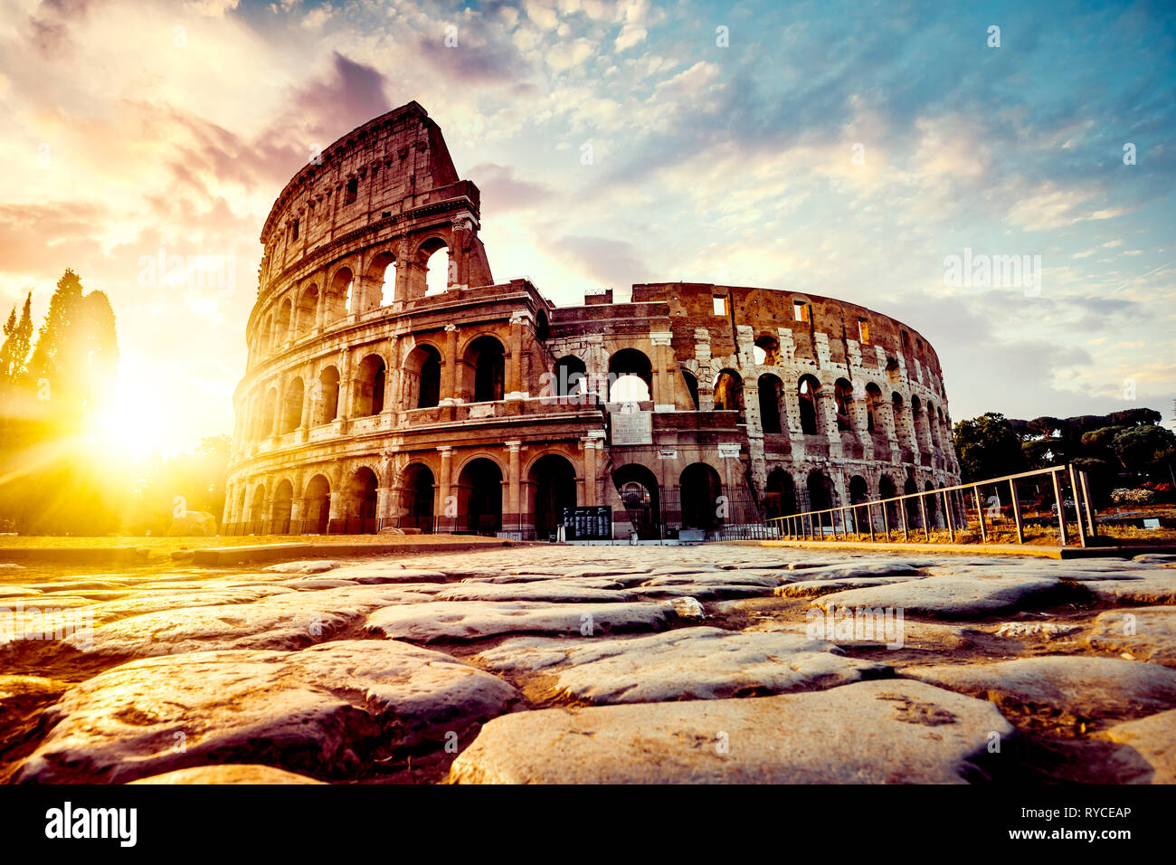 L'antique Colisée à Rome au coucher du soleil Banque D'Images