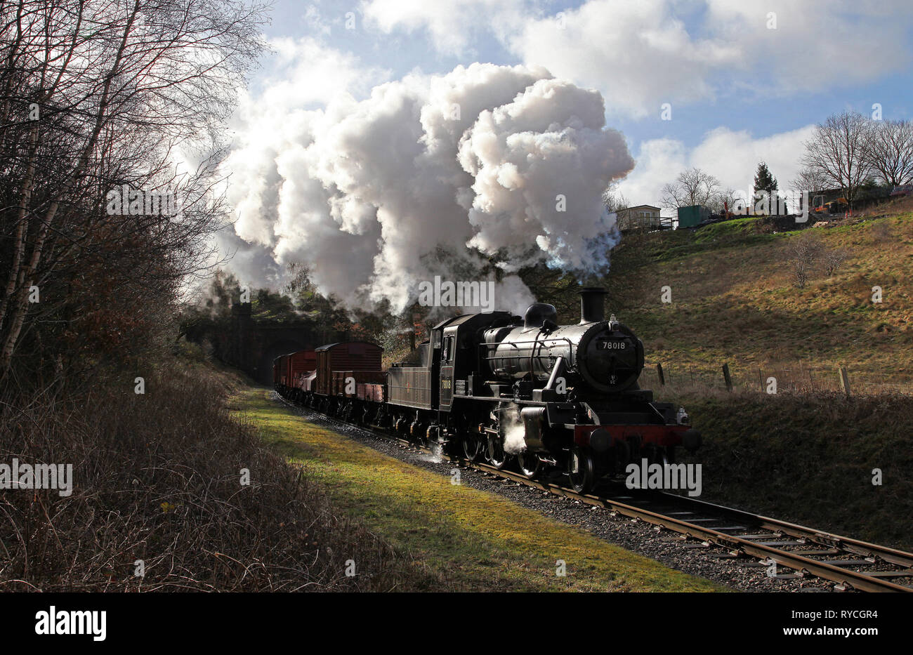 78018 tête de Nuttal Tunnel avec un fret mixte sur l'East Lancs de fer. Banque D'Images