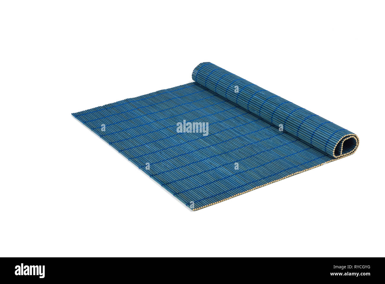 Les Old blue bamboo mat sushi isolé sur fond blanc. Japonais ou Chinois traditionnel table. Banque D'Images