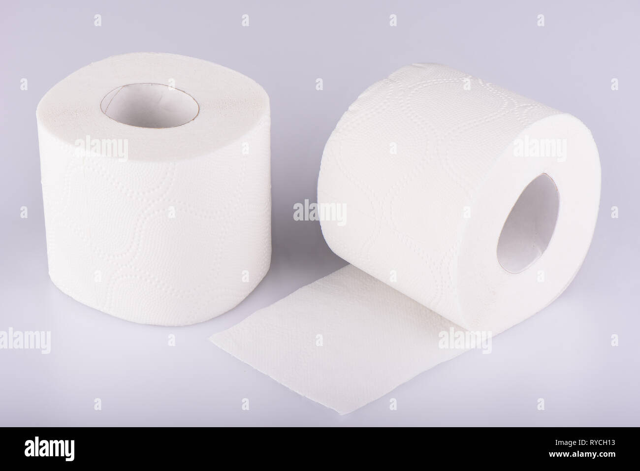 Deux rouleaux de papier toilette blanc isolé. Le produit en papier utilisés dans les conditions sanitaires et hygiéniques. Banque D'Images