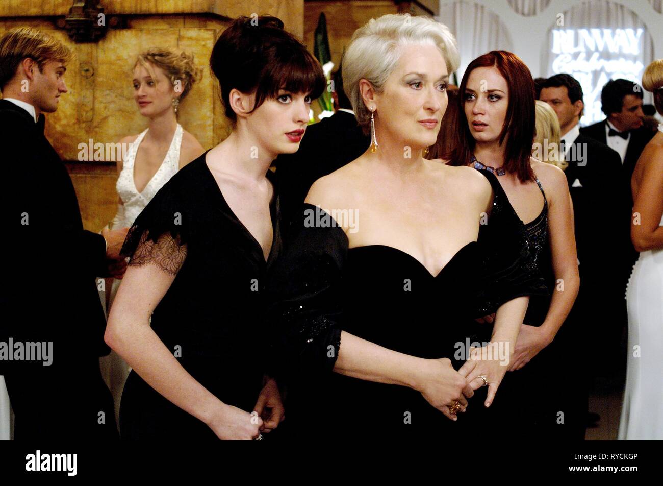 ANNE HATHAWAY, Meryl Streep, EMILY BLUNT, LE DIABLE S'habille en Prada,  2006 Photo Stock - Alamy