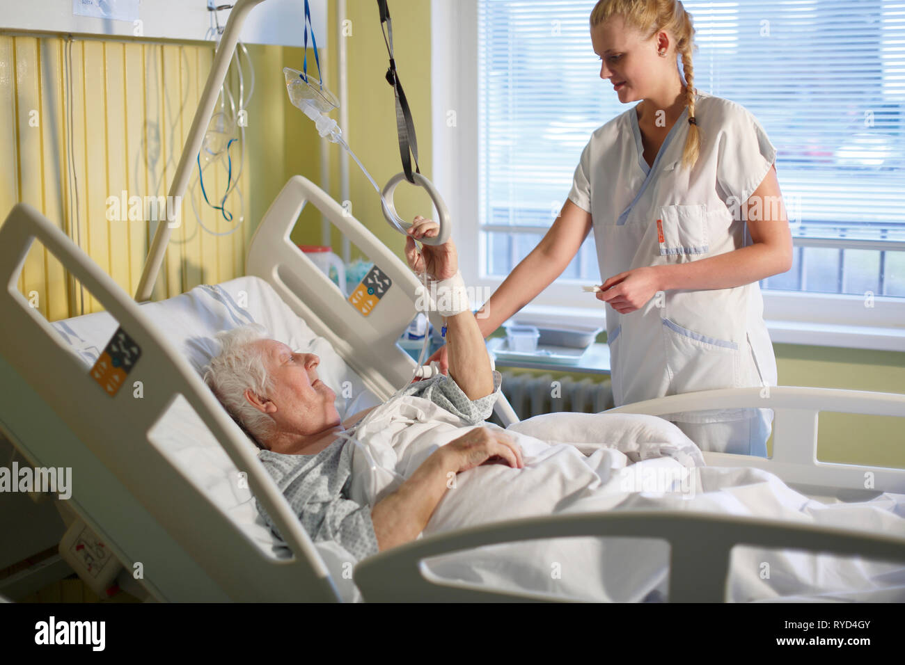 Une infirmière prend soin d'un patient dans un lit d'hôpital, Karlovy Vary, République tchèque,Europe Banque D'Images