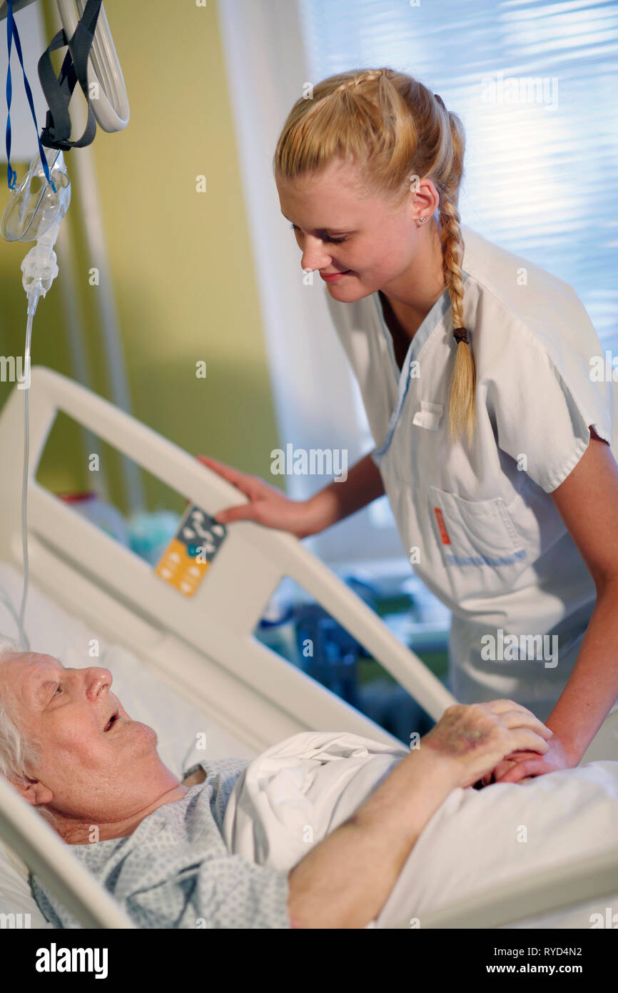 Une infirmière prend soin d'un patient dans un lit d'hôpital, Karlovy Vary, République tchèque,Europe Banque D'Images