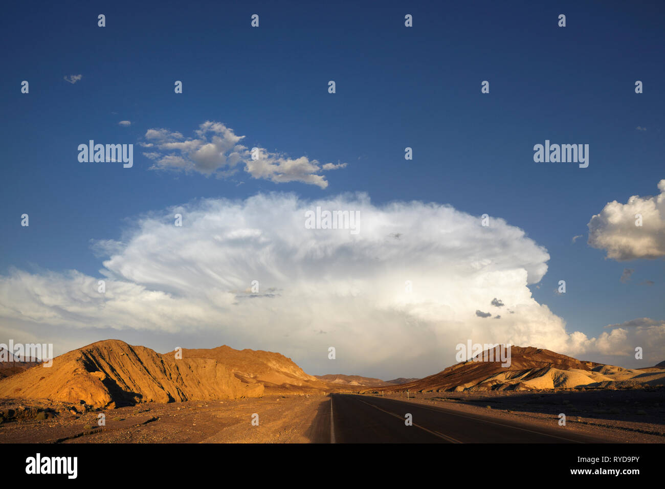 Cloudscapes par Zabriskie Point, Death Valley, Californie, USA. Banque D'Images