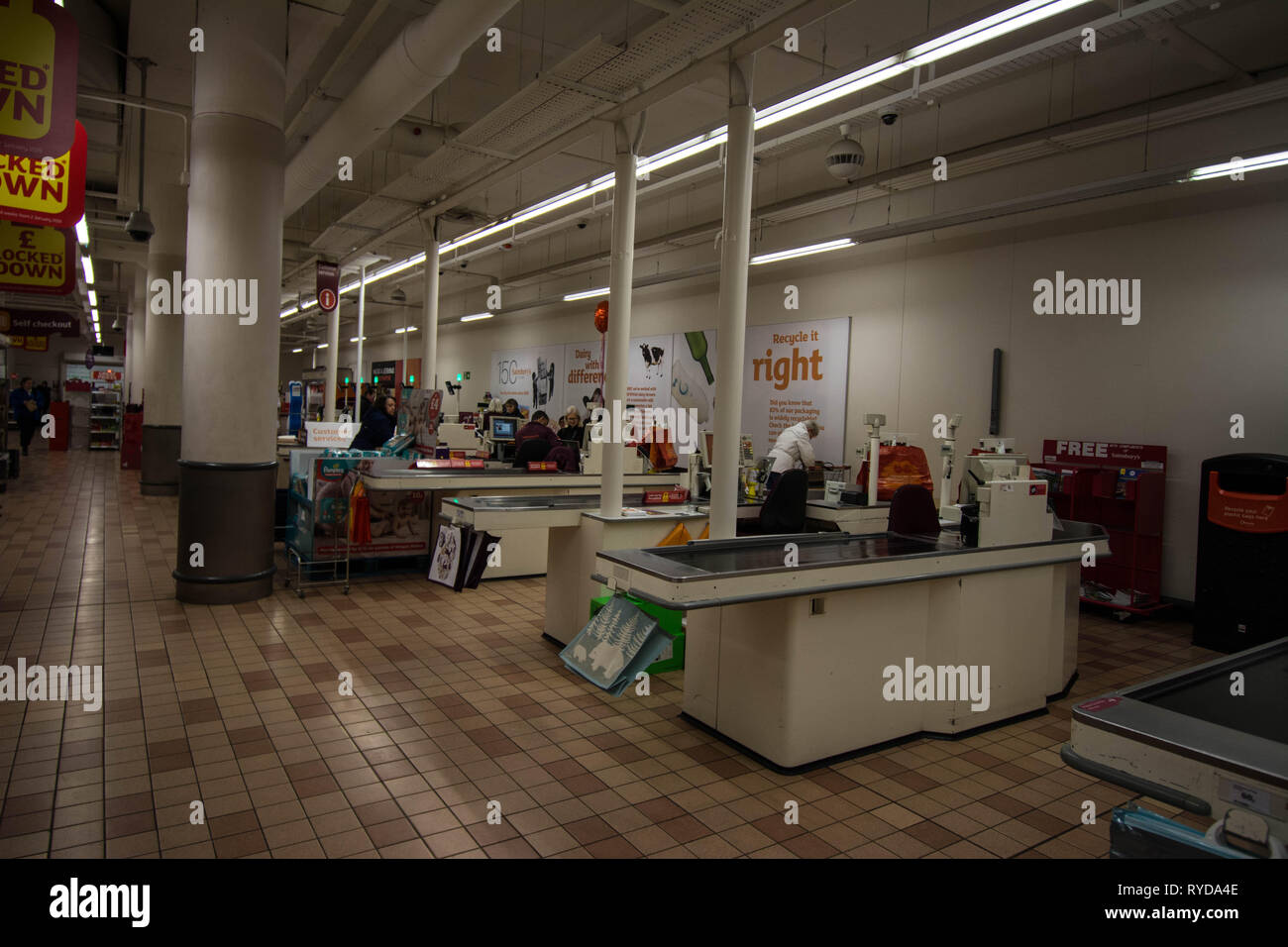 Checkout at Sainsburys Northampton Northamptonshire Angleterre nourriture jusqu'aux tills à l'intérieur des panneaux signe lumières plancher clair personnes affamées manger clients client Banque D'Images
